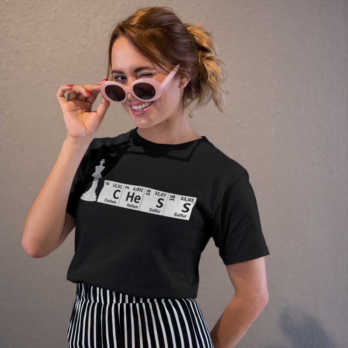 playera-de-ajedrez-negra-tabla-periodica-chess-1200x1200-jpg-v-1713631942