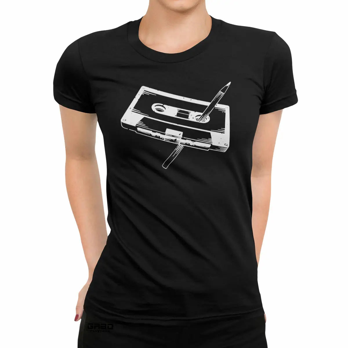 Modelo de las playeras con logos acuerpada en color negro para mujer