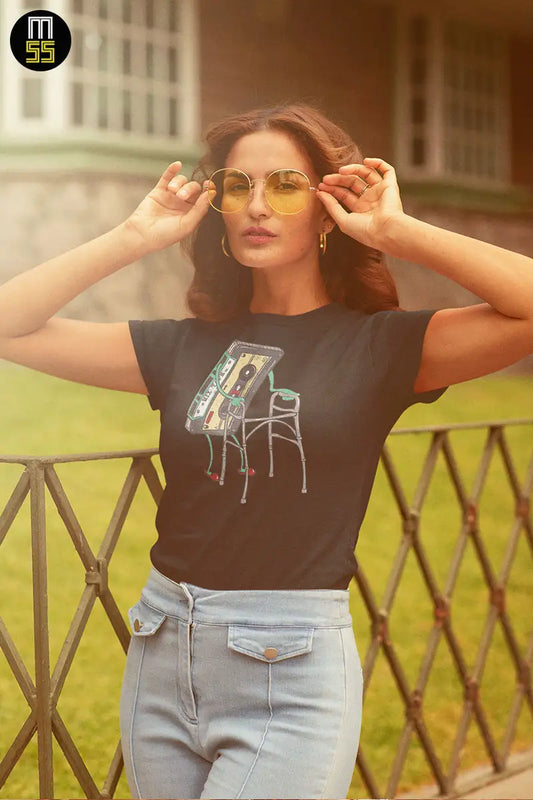 Modelo de playeras de cumpleaños acuerpada en color negro