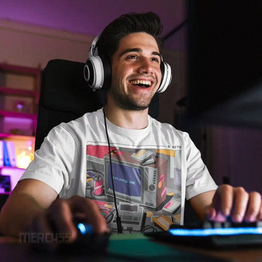 Chico jugando videojuegos mientra usa una de nuestras playeras gamer para cumpleaños en color blanco