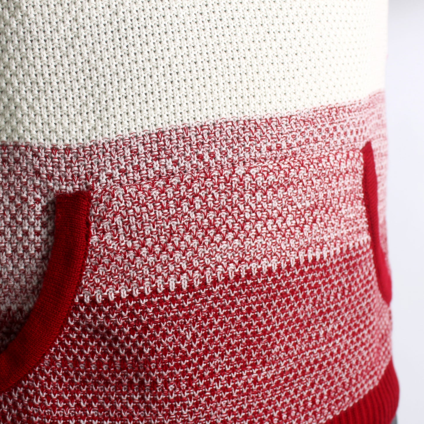 sueter tejido de hombre con gorra y bolsa